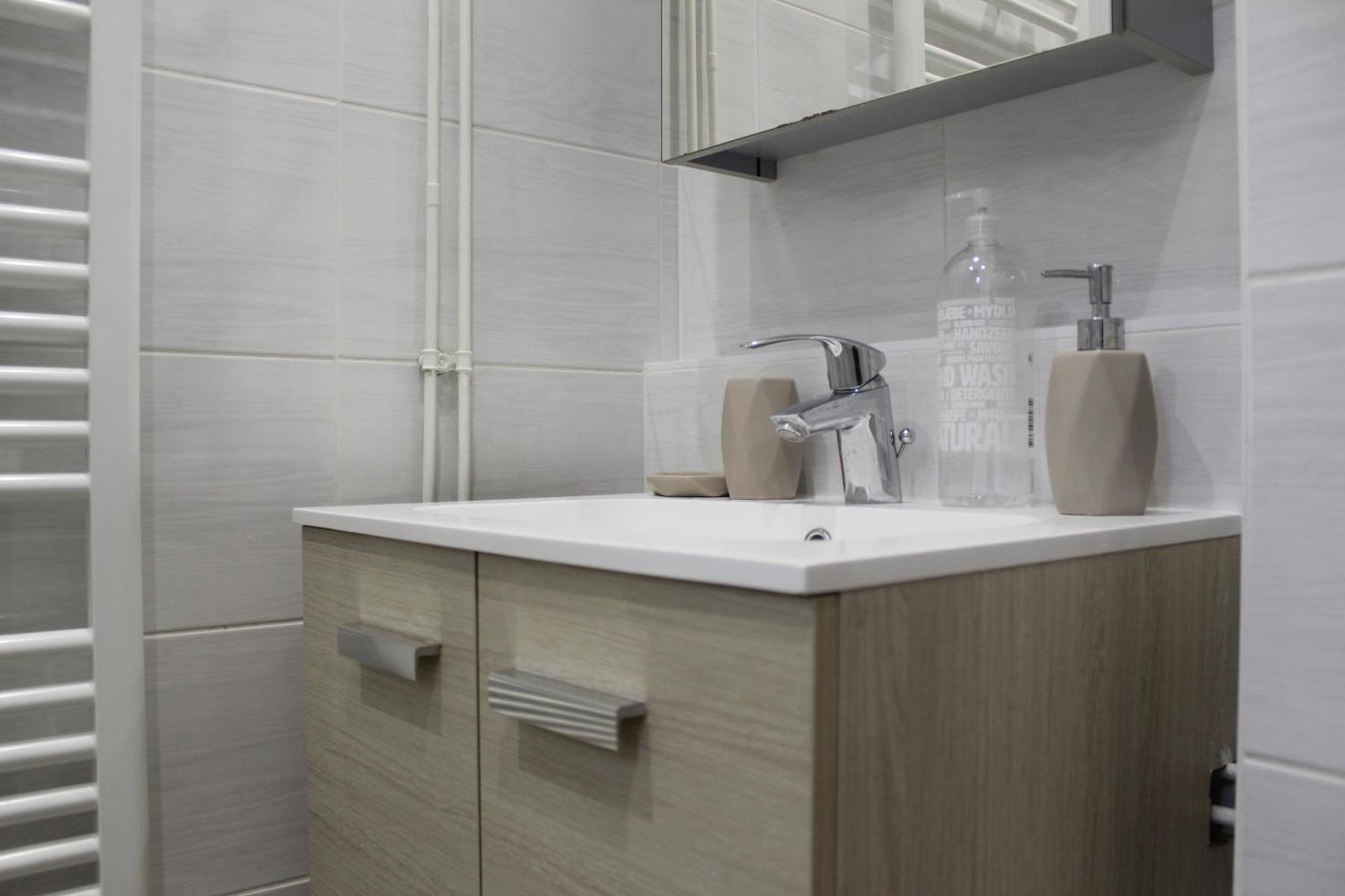 Logement Calme + Stationnement トロワ エクステリア 写真